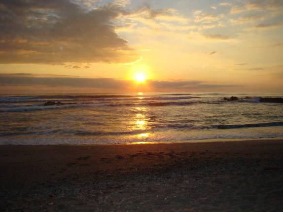 Magnífico pôr-do-sol sobre o Pacífico na praia de Santa Tereza, ponta sul da península de Nicoya, na Costa Rica