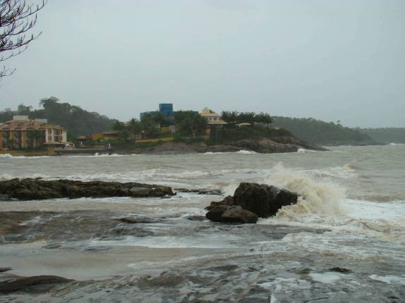 Mar revolto num dia de chuva e eleição, em Iriri - ES