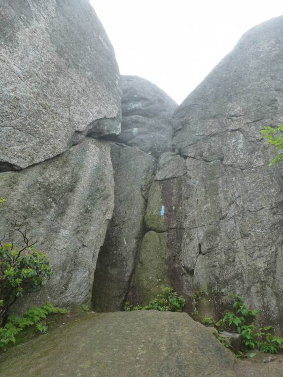 Marcas azuis nos guiam no labirinto entre pedras no caminho para a Old Rag Mountain, no Shennandoah National Park, na Virginia, nos Estados Unidos Marcas azuis nos guiam no labirinto entre pedras no caminho para a Old Rag Mountain, no Shennandoah National Park, na Virginia, nos Estados Unidos