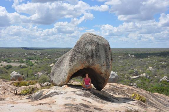 Matacão em forma de capacete no Lajedo Manoel de Souza, na região de Cabaceiras - PB