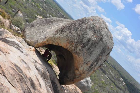 Matacão em forma de capacete no Lajedo Manoel de Souza, na região de Cabaceiras - PB