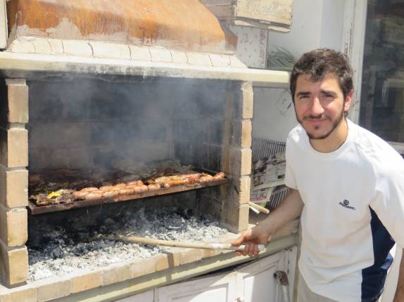 Maxi prepara um legítimo asado argentino na sua casa em San Juan, na Argentina Maxi prepara um legítimo asado argentino na sua casa em San Juan, na Argentina