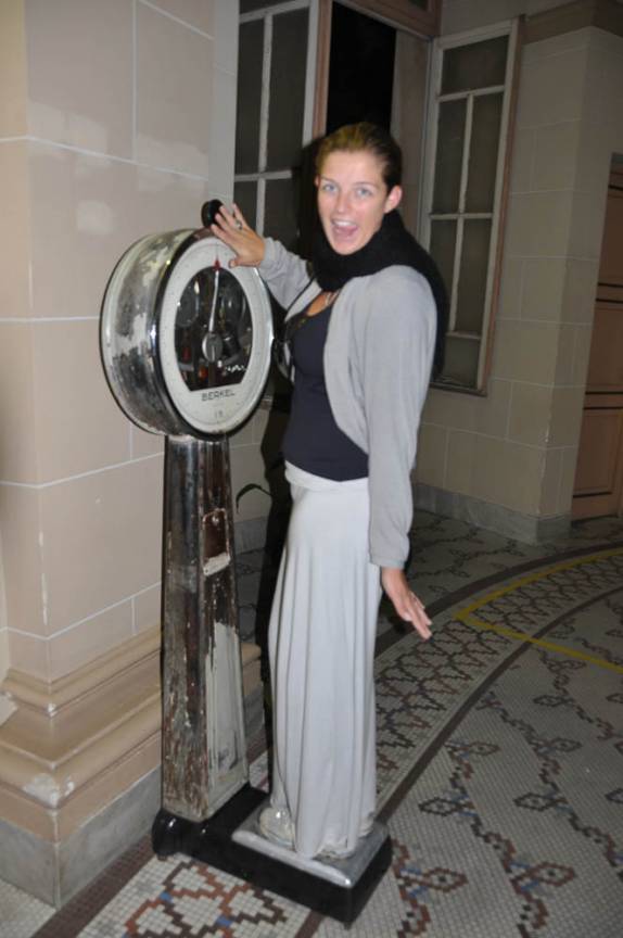 Medindo o próprio peso, logo após o banho-pérola, nas Thermas de Poços de Caldas - MG Medindo o próprio peso, logo após o banho-pérola, nas Thermas de Poços de Caldas - MG