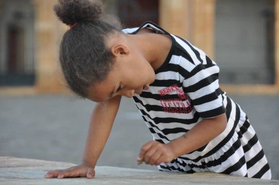 Menina entretida, em Mariana - MG Menina entretida, em Mariana - MG