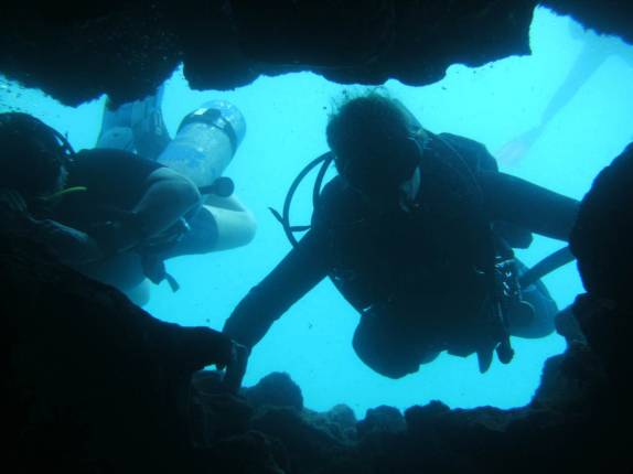Mergulhando na Caverninha da Siriba, em Abrolhos - BA Mergulhando na Caverninha da Siriba, em Abrolhos - BA