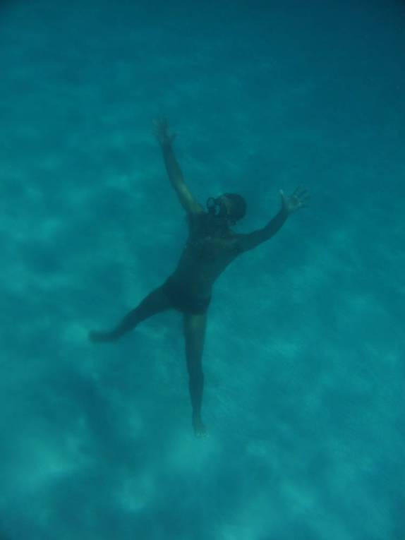 Mergulhando nas águas claras e azuis da praia de Columbier, em St. Barth - Caribe Mergulhando nas águas claras e azuis da praia de Columbier, em St. Barth - Caribe