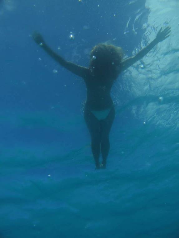 Mergulhando nas águas claras e azuis da praia de Columbier, em St. Barth - Caribe Mergulhando nas águas claras e azuis da praia de Columbier, em St. Barth - Caribe