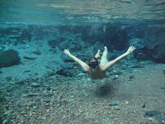 Mergulhando no menor rio do mundo, distrito de Azuis, em Aurora do Tocantins - TO