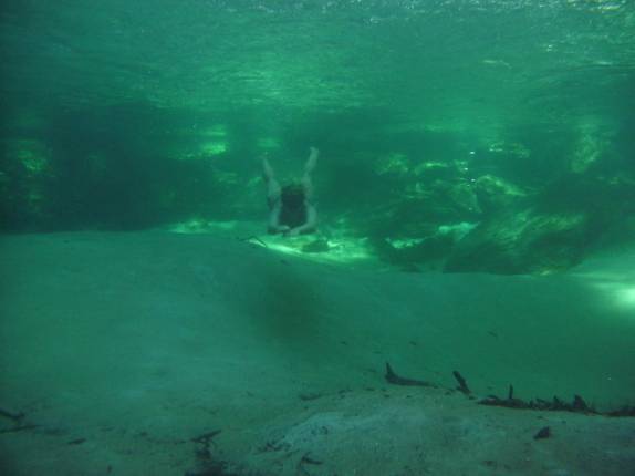 Mergulhando no poço de águas transparentes esverdeadas da cachoeira Santa Bárbara, na Chapada dos Veadeiros, região de Cavalcante - GO