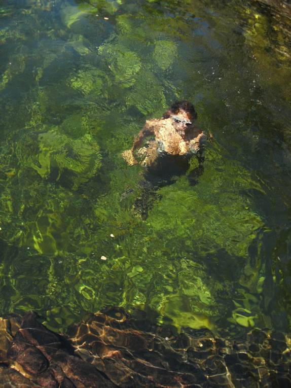 Mergulhando no poço esverdeado da Cachoeira do Paraíso, em Natividade - TO