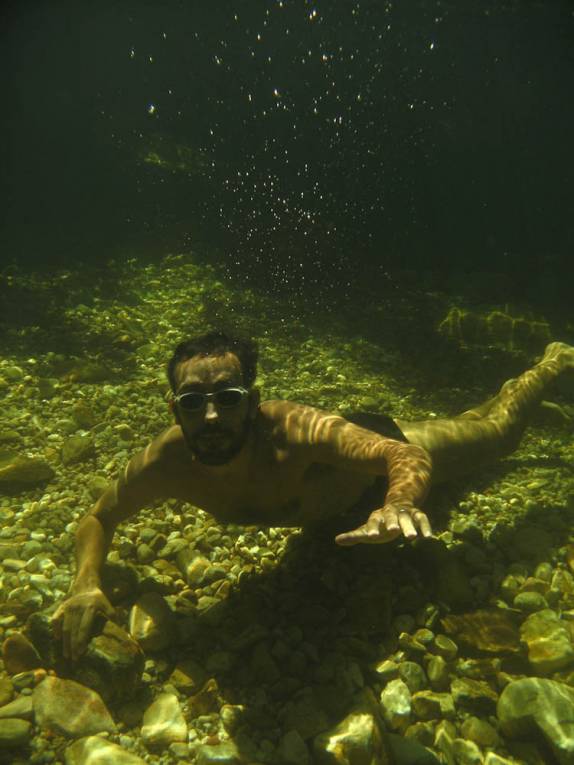 Mergulhando no poço esverdeado da Cachoeira do Paraíso, em Natividade - TO