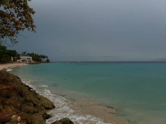 Mesmo com chuva, o mar do caribe é lindo! (em Speightstown, no oeste de Barbados) Mesmo com chuva, o mar do caribe é lindo! (em Speightstown, no oeste de Barbados)