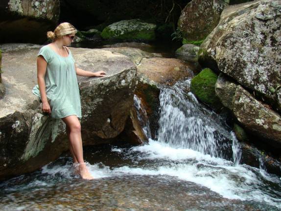 Molhando os pés na Cachoeira do Poção, na Ilha Grande - RJ