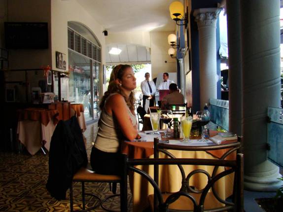 Momento de reflexão no Café Paris, sob as arcadas do Gran Hotel, em San José, capital da Costa Rica Momento de reflexão no Café Paris, sob as arcadas do Gran Hotel, em San José, capital da Costa Rica