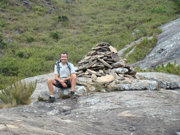 Monte de pedras indicativas, na trilha capixaba de acesso ao Pico da Bandeira, no Parque Nacional do Caparaó - MG/ES