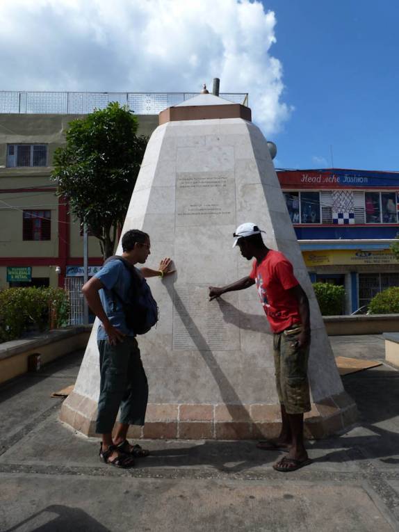 Monumento aos escravos punidos com morte ou chicotadas na revolta de 1831, em Montego Bay, na Jamaica Monumento aos escravos punidos com morte ou chicotadas na revolta de 1831, em Montego Bay, na Jamaica