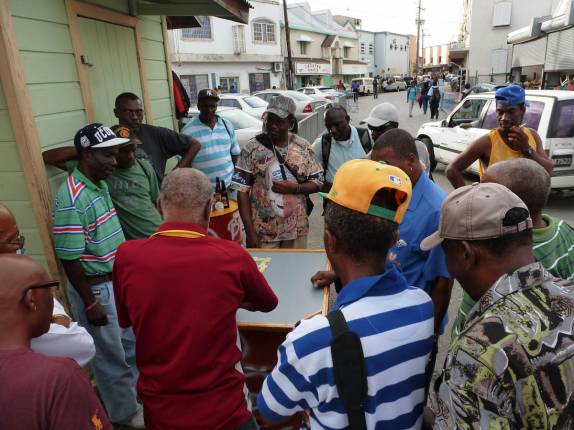 Movimentado jogo de dominó nas ruas de Bridgetown, a capital de Barbados Movimentado jogo de dominó nas ruas de Bridgetown, a capital de Barbados