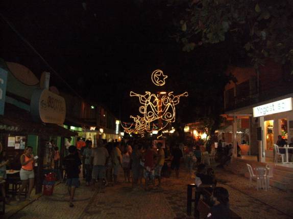 Movimento noturno na Broadway, em Canoa Quebrada - CE