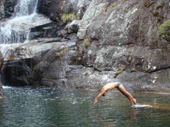 Mrgulhando na Cachoeira da Farofa, na trilha capixaba de acesso ao Pico da Bandeira, no Parque Nacional do Caparaó - MG/ES