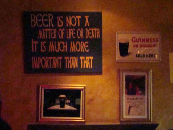 Máximas de bar, em pub irlandes no Paseo Carmelita, em Asunción - Paraguai Máximas de bar, em pub irlandes no Paseo Carmelita, em Asunción - Paraguai