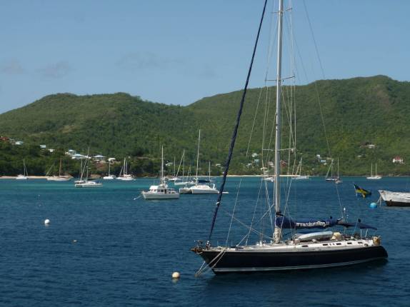 Muitos veleiros na ilha de Bequia, em São Vicente e Granadinas, no sul do Caribe Muitos veleiros na ilha de Bequia, em São Vicente e Granadinas, no sul do Caribe