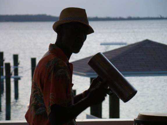 Músico tocando goombay