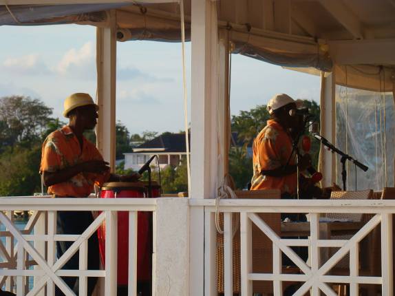 Músicos se apresentando no pôr-do-sol em Harbour Island Músicos se apresentando no pôr-do-sol em Harbour Island