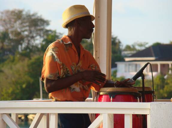 Músicos se apresentando no pôr-do-sol em Harbour Island Músicos se apresentando no pôr-do-sol em Harbour Island