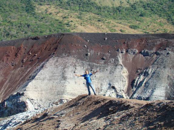 Na borda da cratera do vulcão Cerro Negro, próximo à León, na Nicarágua.