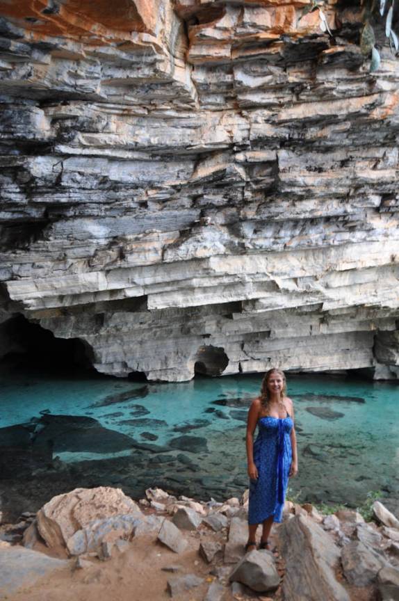 Na entrada da Gruta da Pratinha e seu lago de águas cristalinas, próximo à Lençóis, na Chapada Diamantina - BA
