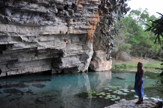 Na entrada da Gruta da Pratinha e seu lago de águas cristalinas, próximo à Lençóis, na Chapada Diamantina - BA