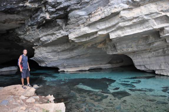 Na entrada da Gruta da Pratinha e seu lago de águas cristalinas, próximo à Lençóis, na Chapada Diamantina - BA