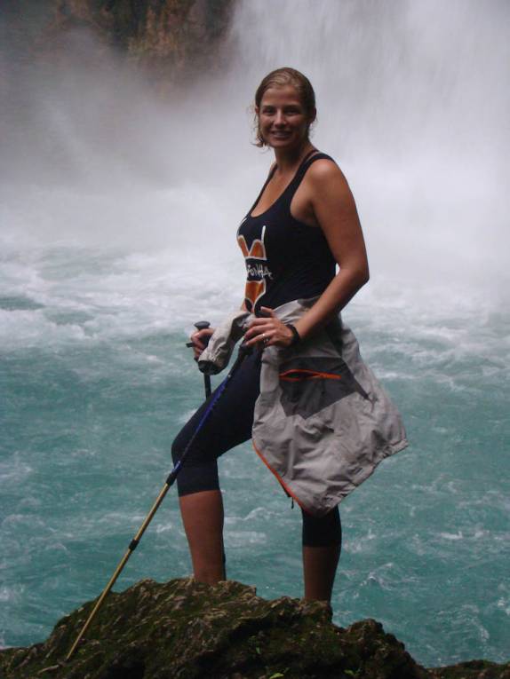 Na incrível Cascata do Rio Celeste, no Parque Nacional Tenorio, no norte da Costa Rica Na incrível Cascata do Rio Celeste, no Parque Nacional Tenorio, no norte da Costa Rica