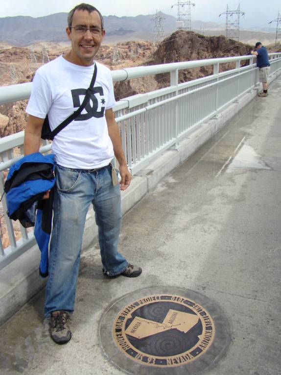 Na ponte em frente ao Hoover Dam, sobre a fronteira dos estados de Nevada e Arizona, nos Estados Unidos Na ponte em frente ao Hoover Dam, sobre a fronteira dos estados de Nevada e Arizona, nos Estados Unidos
