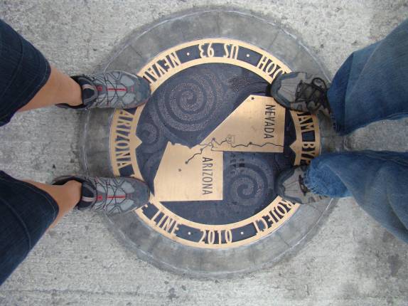 Na ponte em frente ao Hoover Dam, sobre a fronteira dos estados de Nevada e Arizona, nos Estados Unidos Na ponte em frente ao Hoover Dam, sobre a fronteira dos estados de Nevada e Arizona, nos Estados Unidos