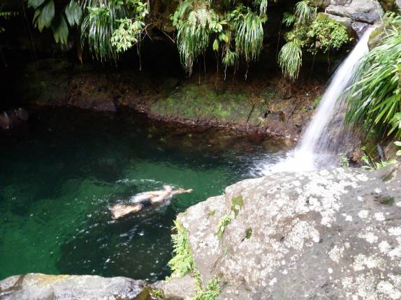 Nadando em deliciosa piscina natural no Parque Nacional em Basse Terre, em Guadalupe, no Caribe Nadando em deliciosa piscina natural no Parque Nacional em Basse Terre, em Guadalupe, no Caribe