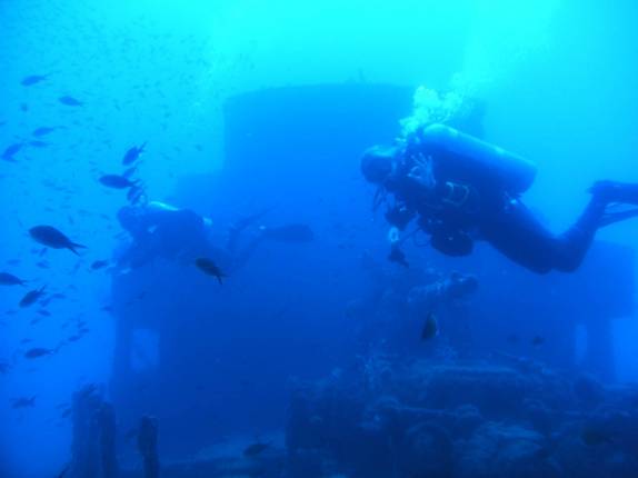 Nadando em volta da Corveta em Fernando de Noronha - PE