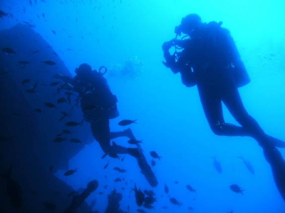 Nadando em volta da Corveta em Fernando de Noronha - PE