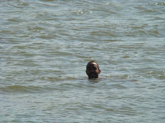 Nadando na Foz do Rio Ribeira em Iguape-SP