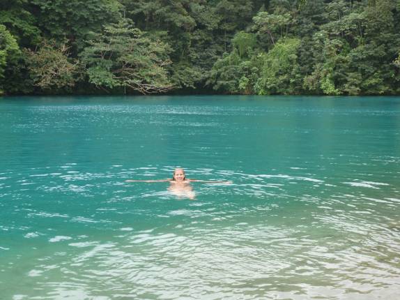 Nadando na incrível Blue Lagoon em Port Antonio, no nordeste da Jamaica