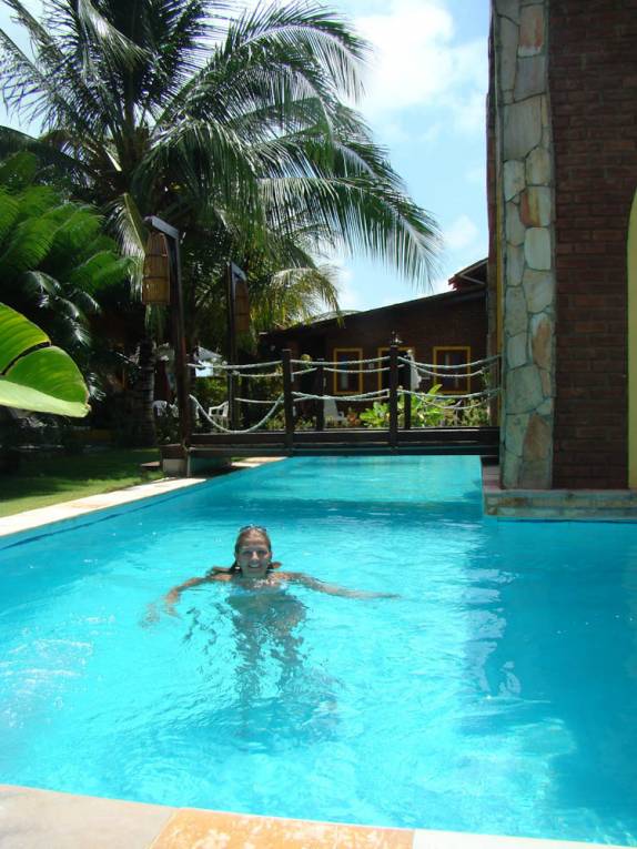 Nadando na piscina da Pousada do Farol, na Praia de Carneiros, em Tamandaré - PE Nadando na piscina da Pousada do Farol, na Praia de Carneiros, em Tamandaré - PE