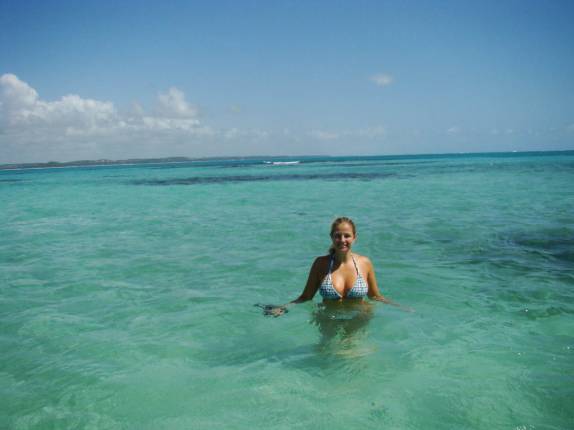 Nadando nas piscinas naturais em Maragogi - AL