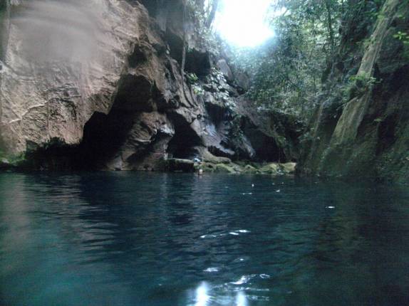 Nadando no Encanto Azul, na Chapada das Mesas, região de Riachão - MA Nadando no Encanto Azul, na Chapada das Mesas, região de Riachão - MA