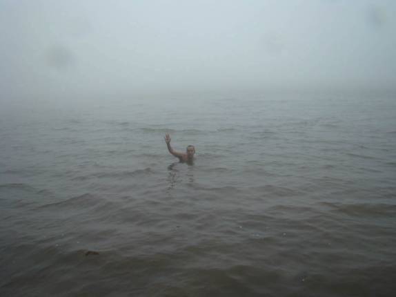 Nadando no nublado lago da cratera do vulcão Maderos, a 1.300 metros de altitude, na Isla Ometepe, no Lago Nicarágua Nadando no nublado lago da cratera do vulcão Maderos, a 1.300 metros de altitude, na Isla Ometepe, no Lago Nicarágua