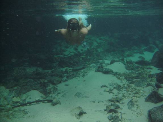 Nadando no poço de águas transparentes da Cachoeira do Formiga, na região de Mateiros, no Jalapão - TO