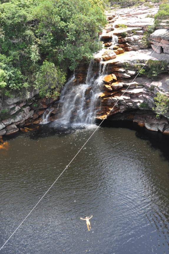 Nadando no Poço do Diabo, próximo à Lençóis, na Chapada Diamantina - BA