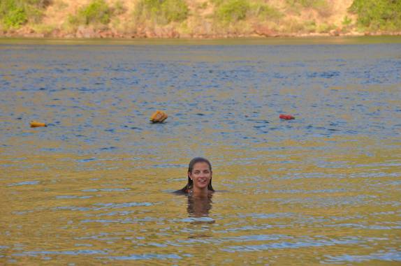 Nadando no São Francisco depois do passeio à Grota do Angico - SE