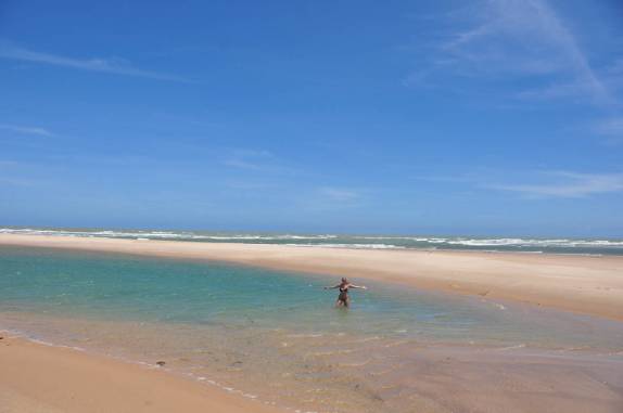 Nadando numa pequena lagoa bem na Foz do Rio São Francisco, divisa entre os estados de Alagoas e Sergipe (município de Piaçabuçu - AL)