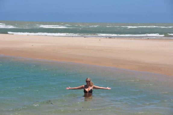 Nadando numa pequena lagoa bem na Foz do Rio São Francisco, divisa entre os estados de Alagoas e Sergipe (município de Piaçabuçu - AL) Nadando numa pequena lagoa bem na Foz do Rio São Francisco, divisa entre os estados de Alagoas e Sergipe (município de Piaçabuçu - AL)