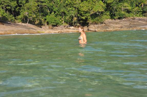 Nas águas verde-transparentes da Praia do Antiguinho, em Parati - RJ Nas águas verde-transparentes da Praia do Antiguinho, em Parati - RJ